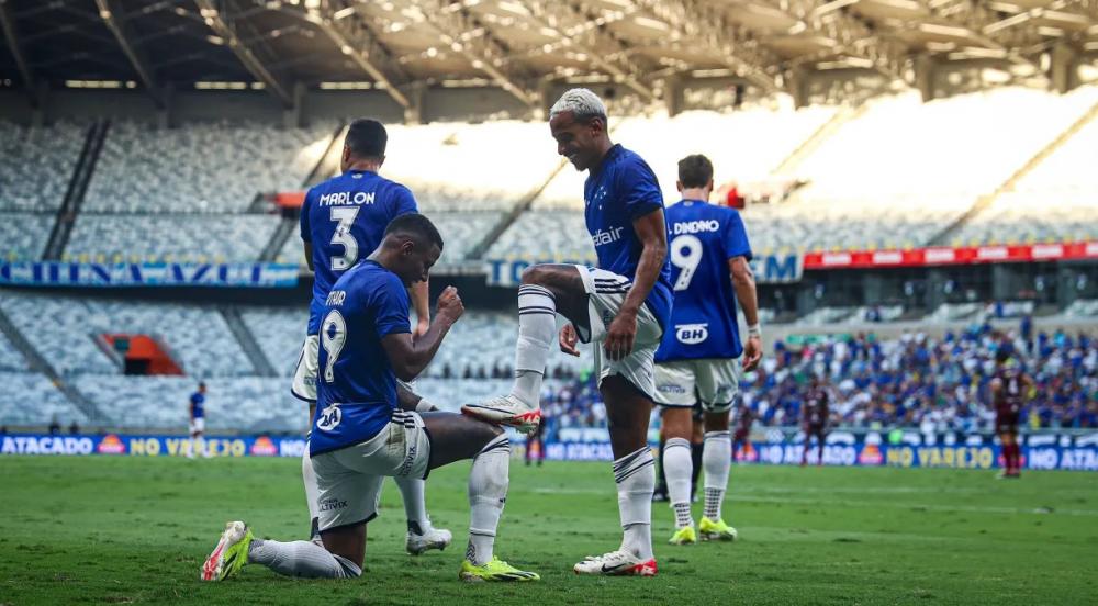Arthur Pereira ‘engraxou’ a chuteira de Matheus Pereira na comemoração do terceiro gol do Cruzeiro Staff Images/Cruzeiro