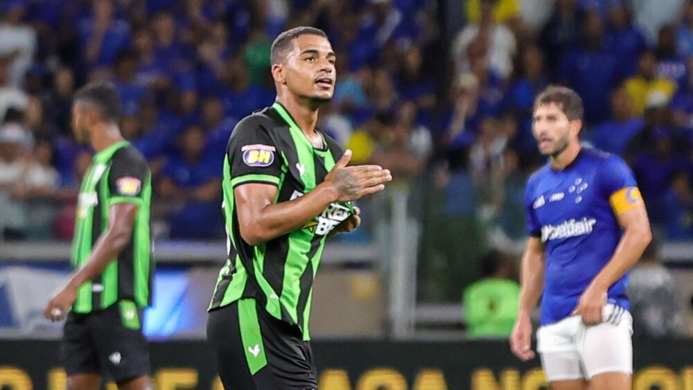 Rodrigo Varanda comemora gol pelo América-MG no clássico contra o Cruzeiro
