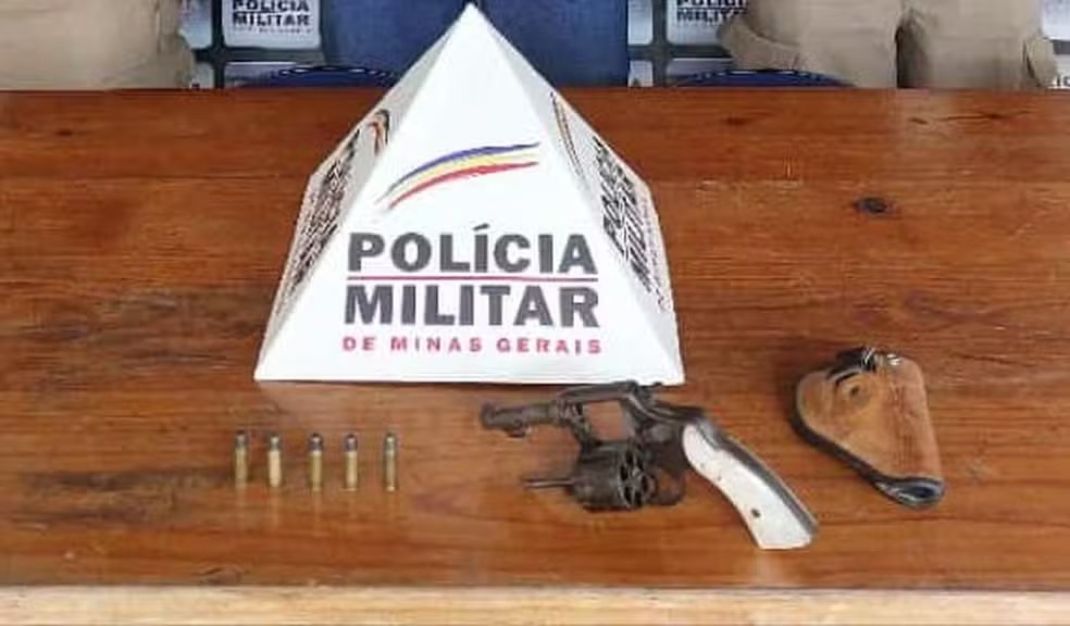 Polícia Militar apreendeu arma e prendeu suspeito de expulsar mulher de casa — Foto: Divulgação/Polícia Militar