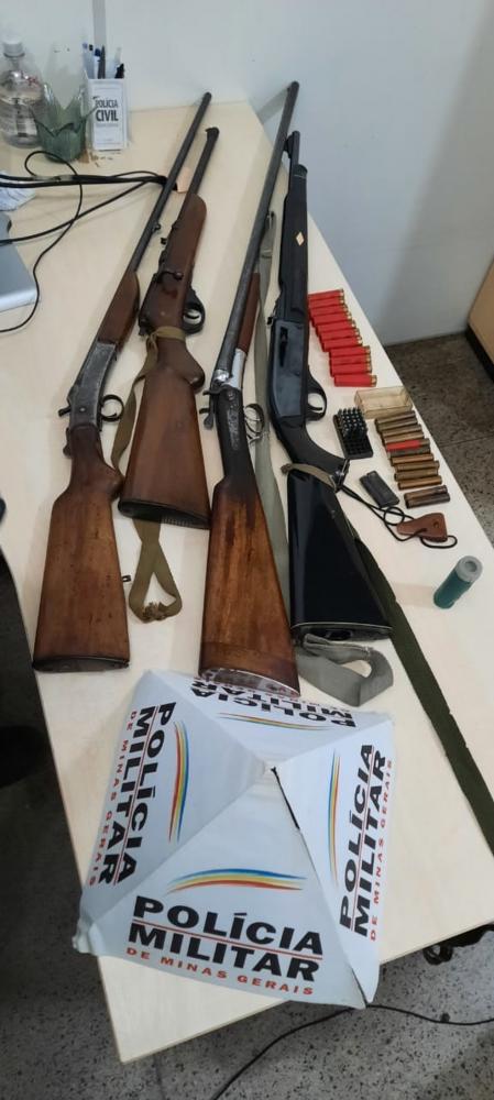 Armas foram apreendidas na zona rural de Dionísio — Foto: Polícia Militar