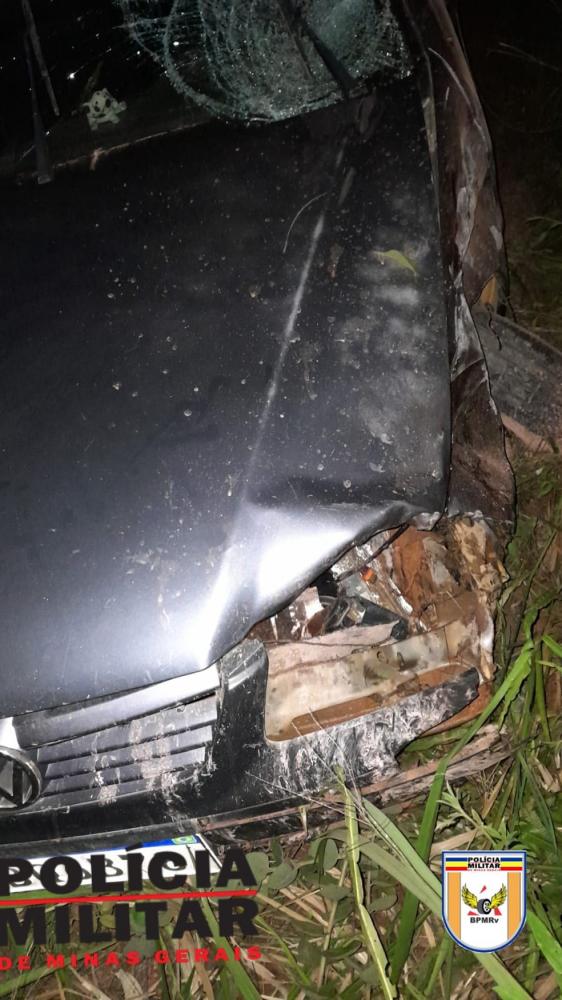 Carro destruído após acidente em Guanhães — Foto: Polícia Militar Rodoviária