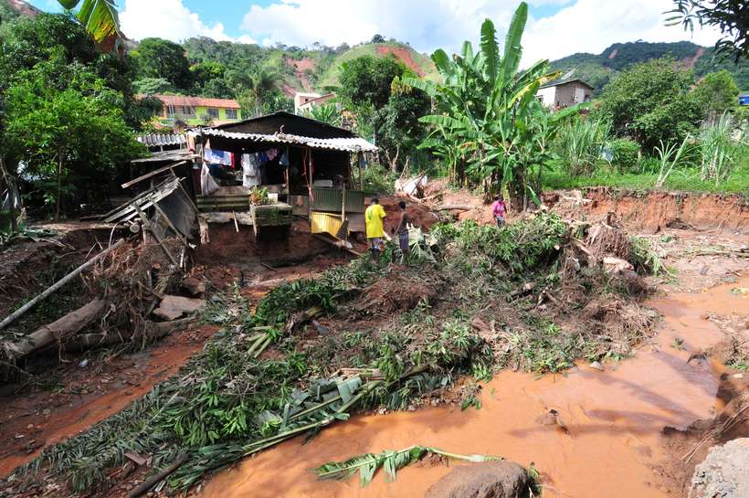 A casa de Patrícia, transformada em ilha pela enchente do córrego: 'Ficamos aqui segurando o que sobrou das enchentes para não ficar sem e ter de pedir', diz a mulher (foto: Ramon Lisboa/EM/D.A Press)