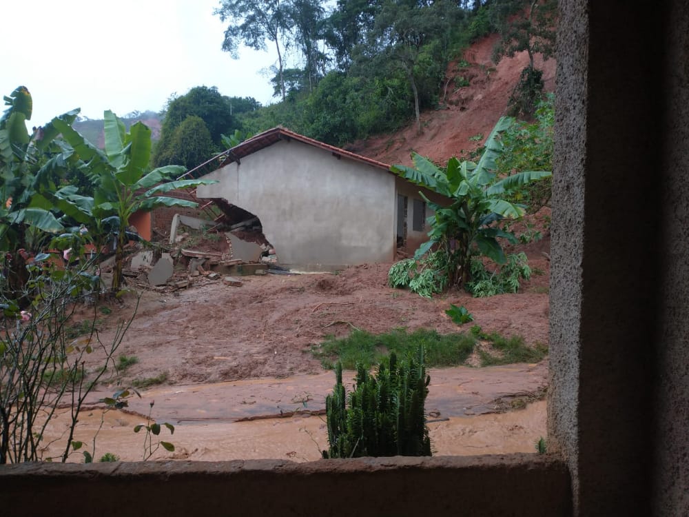 Levantou-se junto as representantes da comunidade que cerca de 30 pessoas foram afetadas diretamente nos dias das chuvas, necessitando de ajuda humanitária (cesta básica, kit limpeza e outros tipos de ajuda)
