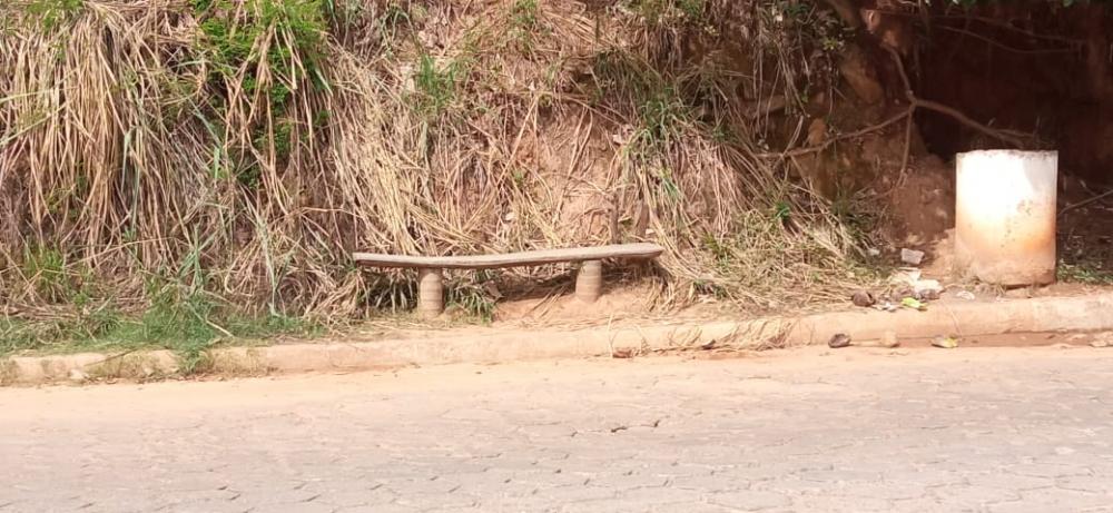 Local que é usado como ponto de ônibus em Santa Maria de Itabira