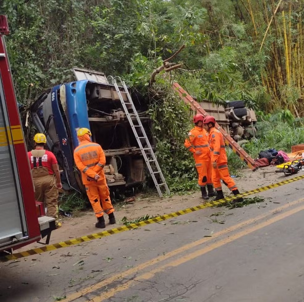 Ônibus tomba em rodovia e deixa mortos e feridos — Foto: Redes sociais
