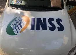 Carro plotado de forma ilegal com logo do INSS