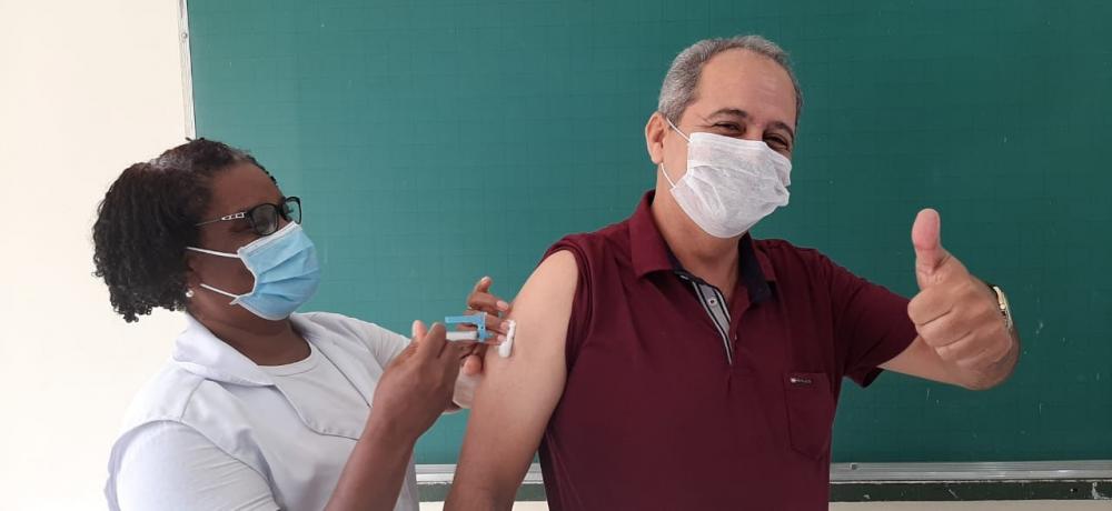  Prefeito Reinaldo das Dores Santos, 53 anos, recebeu a primeira dose da vacina AstraZeneca