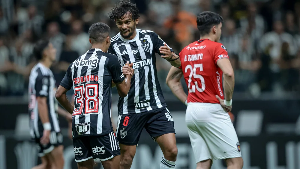 pedrinho e scarpa atlético Pedrinho comemora, com Gustavo Scarpa, gol sobre o Caracas, na Arena MRV