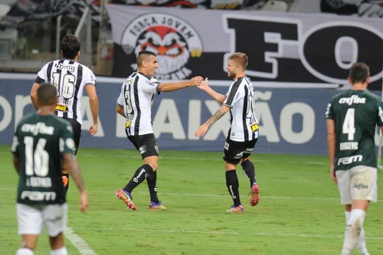 Eduardo Sasha na comemoração do segundo gol do Atlético (Foto: Alexandre Guzanshe/EM/D.A Press