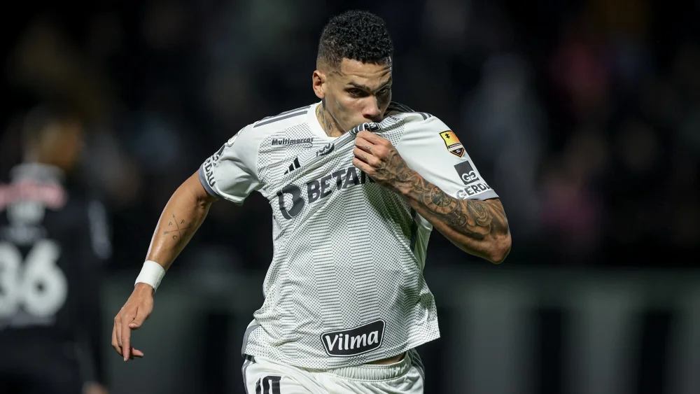 Paulinho comemora o gol da virada do Atlético-MG sobre o Red Bull Bragantino
