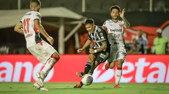Atlético foi goleado pelo Vitória no Barradão, em Salvador