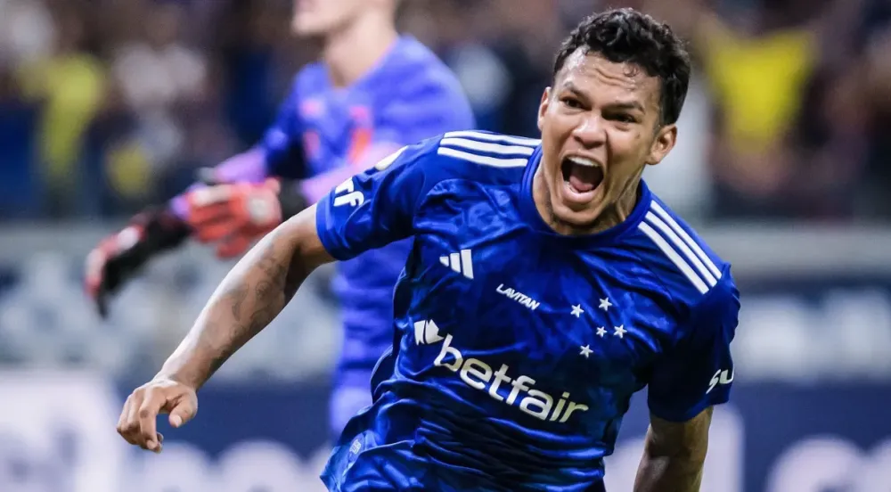 Gabriel Veron comemora o primeiro gol do Cruzeiro sobre o Athletico-PR Gustavo Aleixo/Cruzeiro