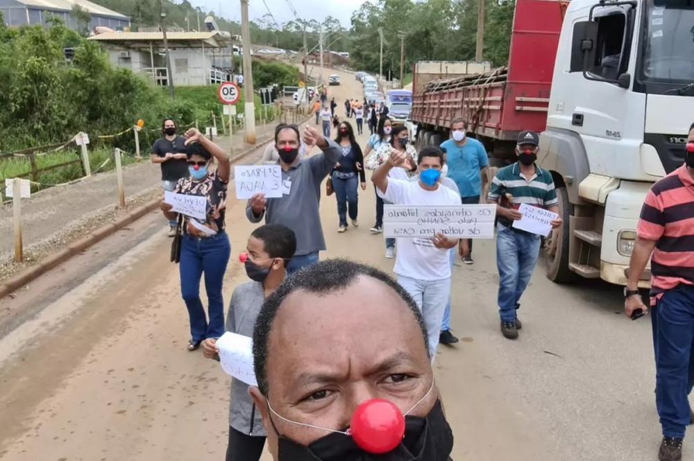 Moradores protestam com nariz de palhaço em Mariana por atraso em obras