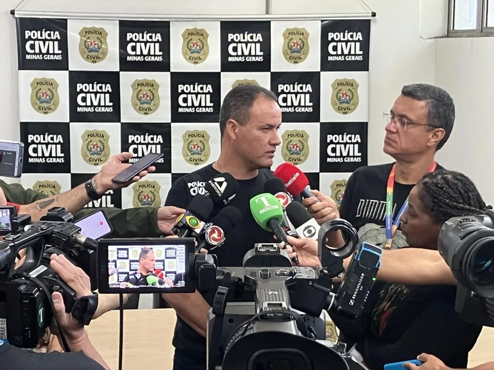 O suspeito foi encontrado em um imóvel na localidade de Capivara, zona rural do município de Papagaios, no Centro-Oeste mineiro, onde estava com a família.