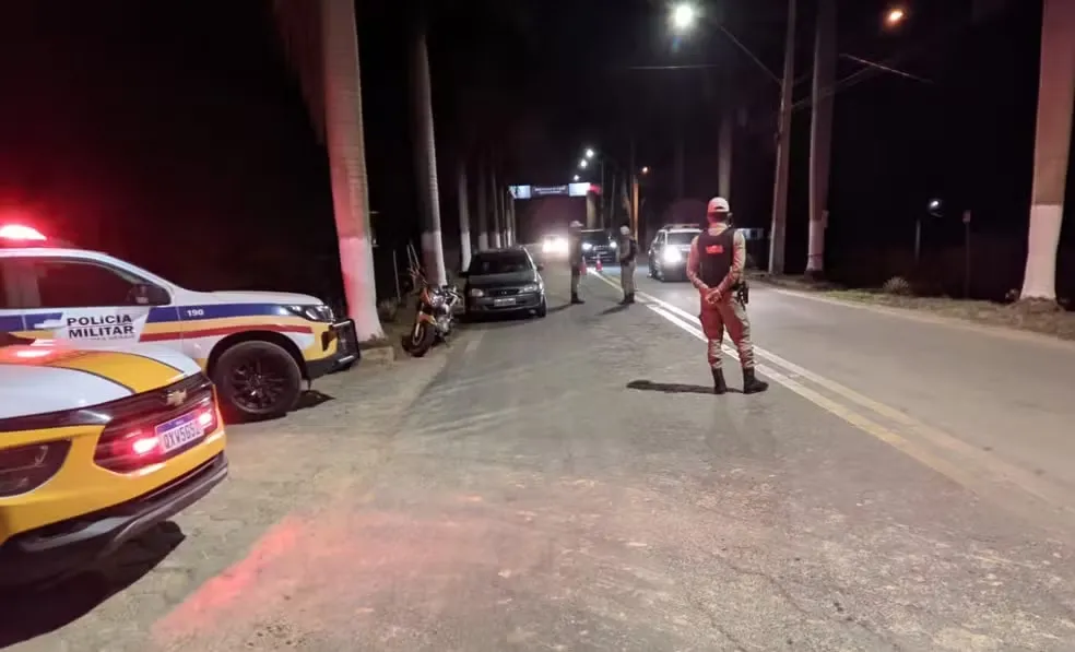 PMRv abordando motoristas na rodovia — Foto: PMRv