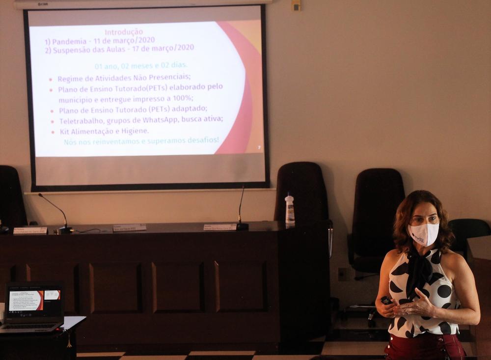 A secretária de educação do município, Lucinda Imaculada de Barcelos Santos, foi à Câmara para apresentar a proposta de ensino híbrido