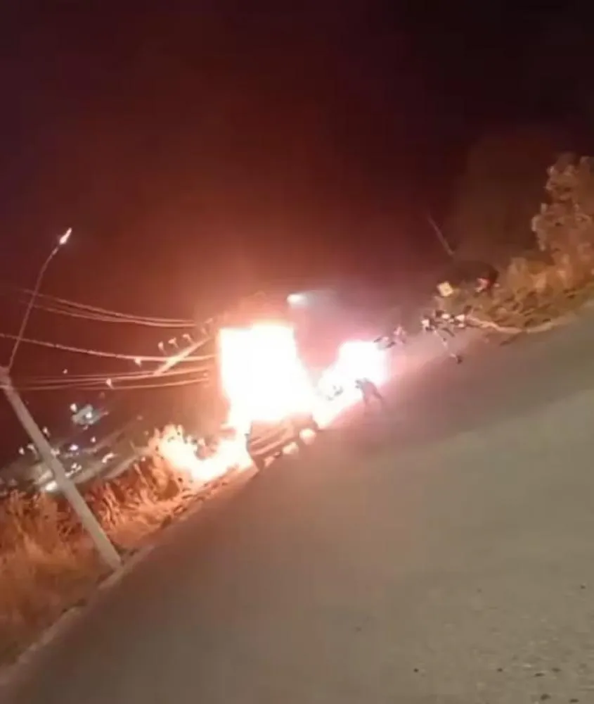 Moto pegou fogo logo depois de bater frente com a caminhonete, em Coronel Fabriciano — Foto: Reprodução/Redes Sociais