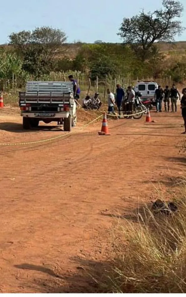 Pessoas que passavam pelo local encontraram a vítima morta — Foto: Reprodução/ Rede Social