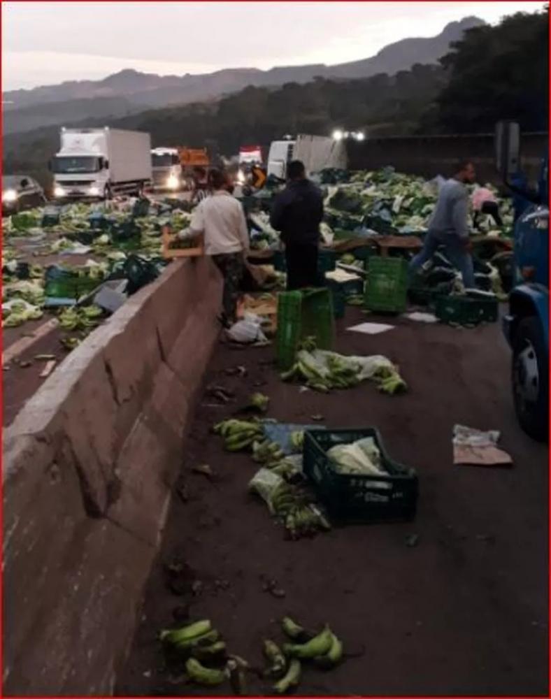 Caminhões que transportavam bananas tombaram em Brumadinho, na Grande BH — Foto: Redes sociais