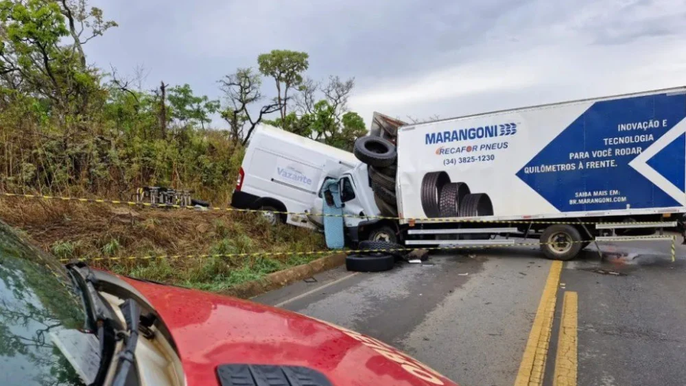 Cinco pessoas morrem em acidente entre ambulância e caminhão na BR-354 em Minas Cinco pessoas morrem em acidente entre ambulância e caminhão na BR-354 em Minas Divulgação/ Corpo de Bombeiros