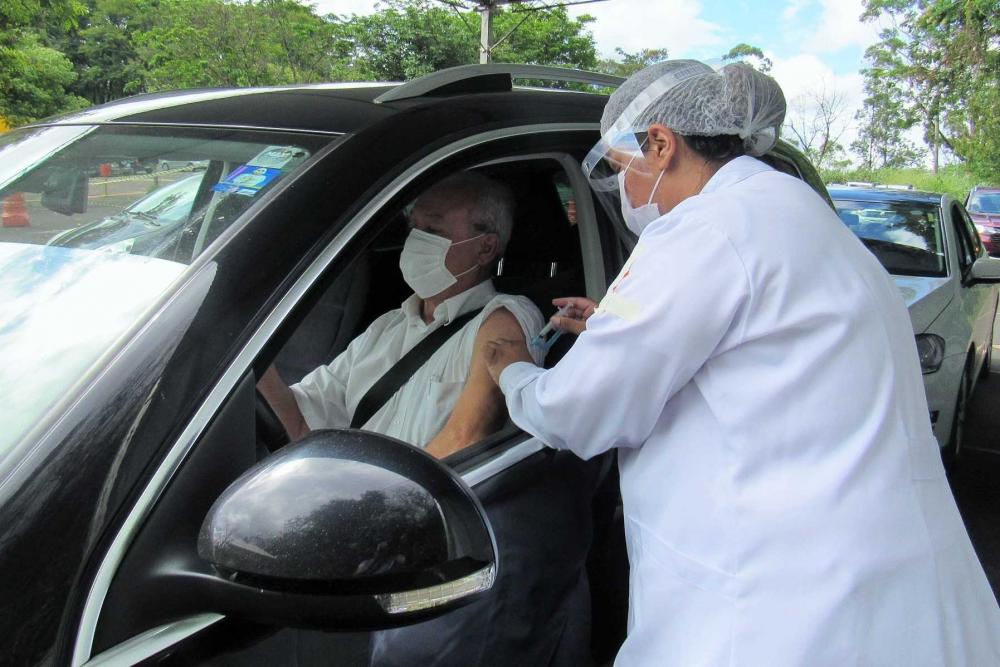 Será necessário apresentar o cartão de vacinas recebido no dia da primeira dose, RG, CPF e documento de registro no respectivo Conselho, se for o caso