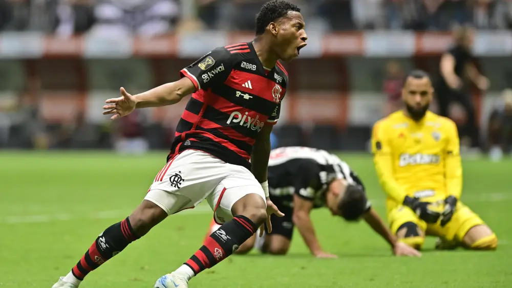 Plata marcou de cobertura e deu a vitória ao Flamengo sobre o Atlético na Arena MRV Hulk disputa bola com Pulgar e Gerson durante final da Copa do Brasil na Arena MRV