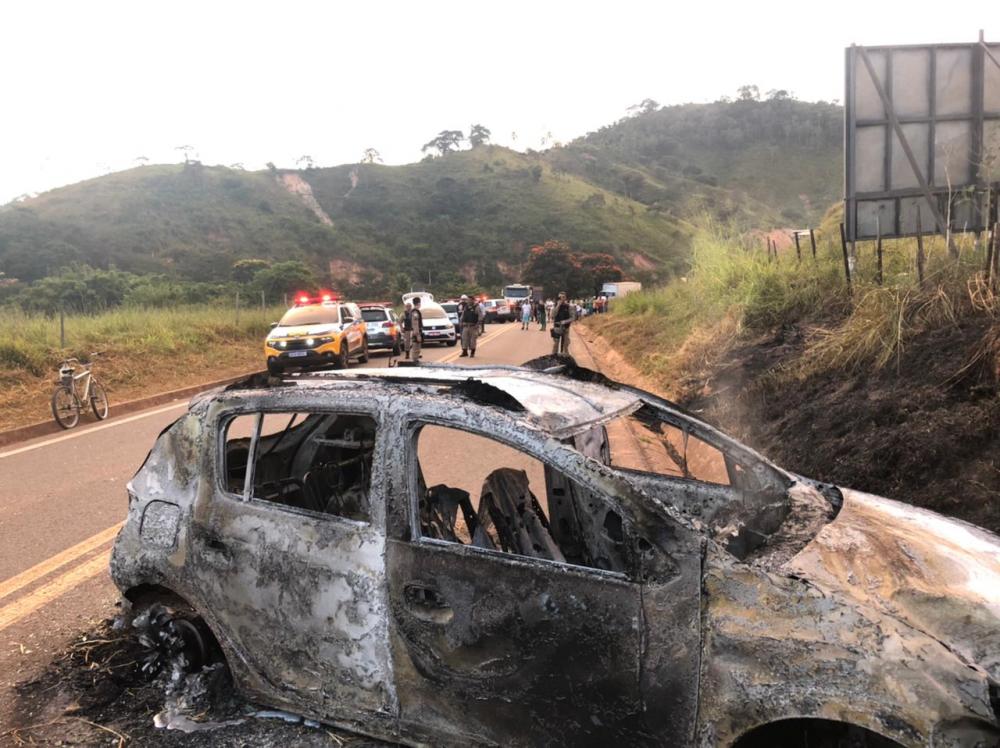 Pessoas presentes no local colocaram fogo no veículo Sandero, que ficou completamente queimado