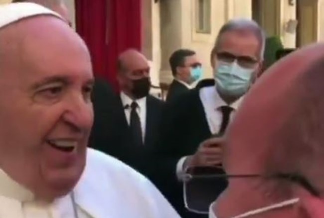 “Santo papa, reze pelos brasileiros”, pediu o sacerdote. Em resposta, Francisco ri, pega na mão de padre João Paulo e diz: “Vocês não têm salvação. É muita cachaça e pouca oração”, diverte-se o argentino.