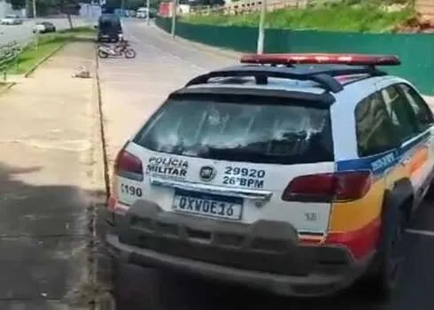 A Polícia Militar realiza buscas para localizar o suspeito