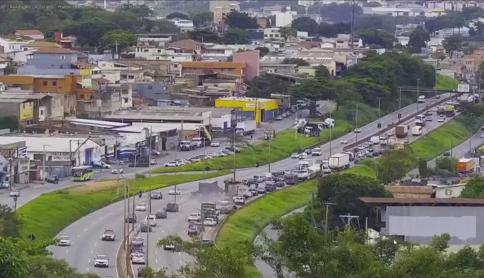 Ônibus perde freio e esmaga carros no Anel Rodoviário, em Belo Horizonte