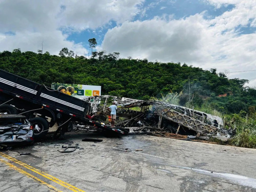 38 Mortos em grave acidente envolvendo três veículos na BR-116 em Teófilo Otoni