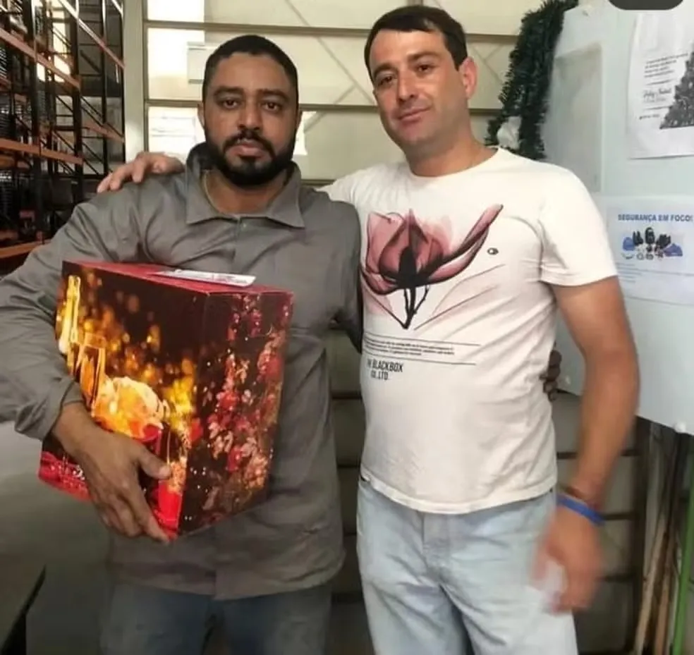 Funcionário Eliandro e o empresário Kerli em foto publicada das redes sociais da empresa em 2022 — Foto: Redes Sociais/Divulgação