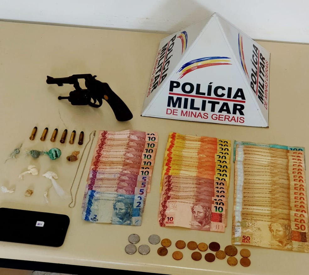 Material apreendido na zona rural de Santa Maria do Suaçuí — Foto: Polícia Militar/Divulgação