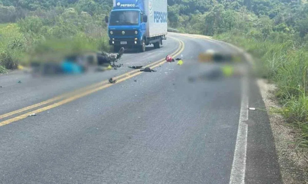 As duas motos bateram de frente na MG-164 crédito: Reprodução Redes Sociais