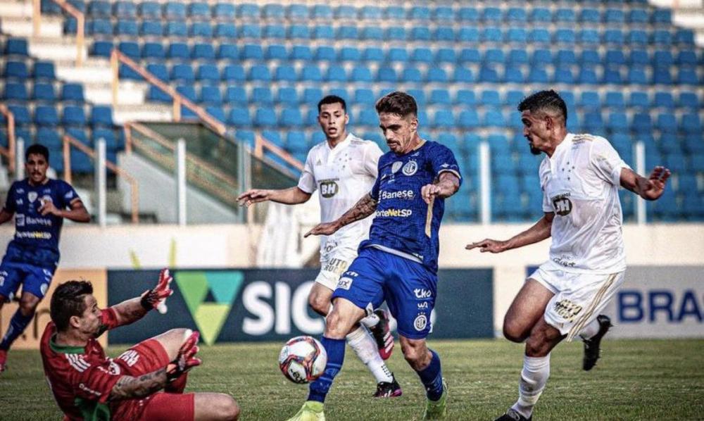 Os mineiros terminaram o jogo com dois jogadores expulsos