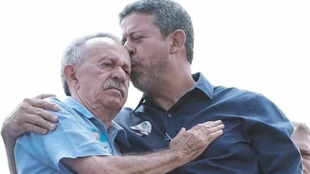 Lira-Biu.jpg O prefeito de Barra de São Miguel, Benedito de Lira (esq.), e o filho, o presidente da Câmara dos Deputados, Arthur Lira 