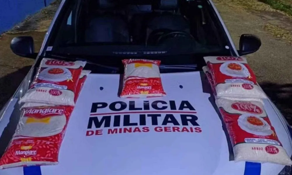 Militares recuperaram 35 kg de arroz, o equivalente a sete pacotes de 5 quilos crédito: PMMG