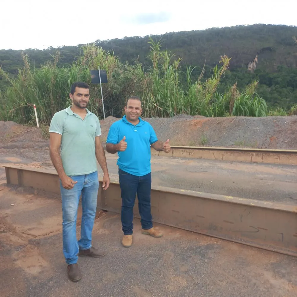  vereador Romilson de Jesus (MDB) e secretário de obras Paulo Henrique, perto da plataforma de balança desativada