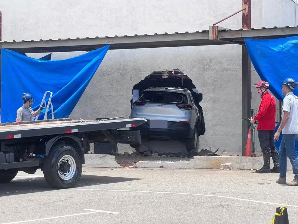 Carro invade sala de hemodiálise em Hospital de Ipatinga e paciente fica preso sob o veículo — Foto: Redes sociais 