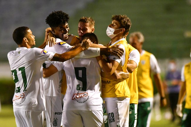 Rodolfo marcou o gol da vitória do Coelho