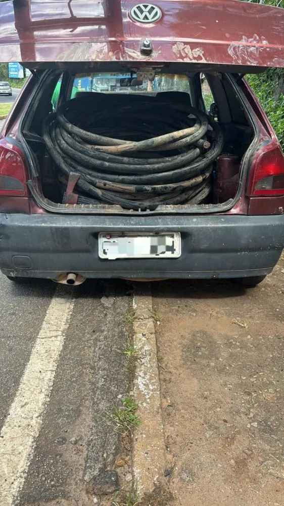 Veículo utilizado pelos suspeitos estava carregado com fios de cobre furtados. Polícia Militar apreendeu o material e prendeu os autores.