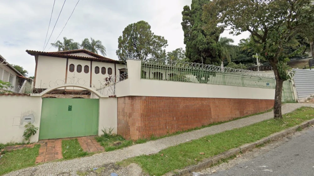 Imóvel de luxo possui um espaço com uma espécie de bar e uma pista de dança