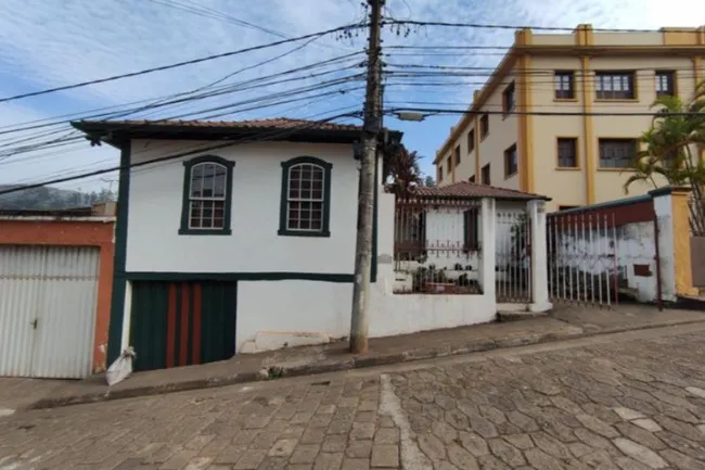 Imóvel tombado pelo patrimônio histórico municipal, situado na Rua Santana, nº 191, no bairro Penha, Itabira MG.