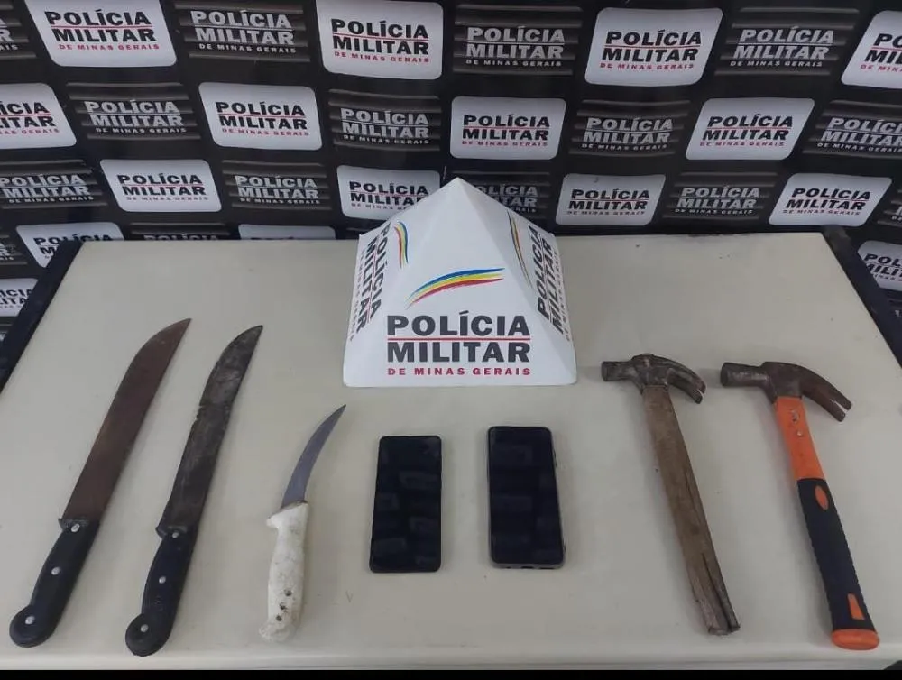 Foram apreendidos no local dois facões, dois martelos e uma faca, possivelmente utilizados no crime.;Foto divulgação PMMG.