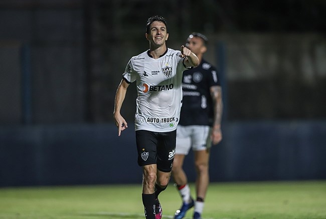 Nacho Fernández deu o passe para o primeiro gol e marcou o segundo no estádio Baenão