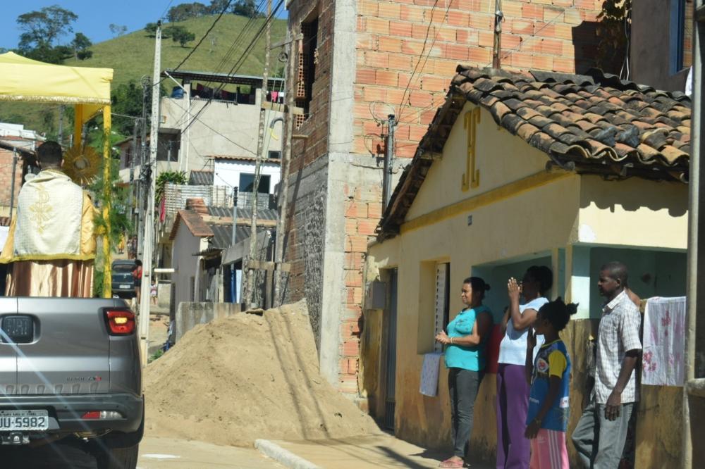  Santíssimo Sacramento com Padre Anderson na Rua Antônio Dias Bairro Poção em 17 de junho de 2020 (Foto: Helton Santos)