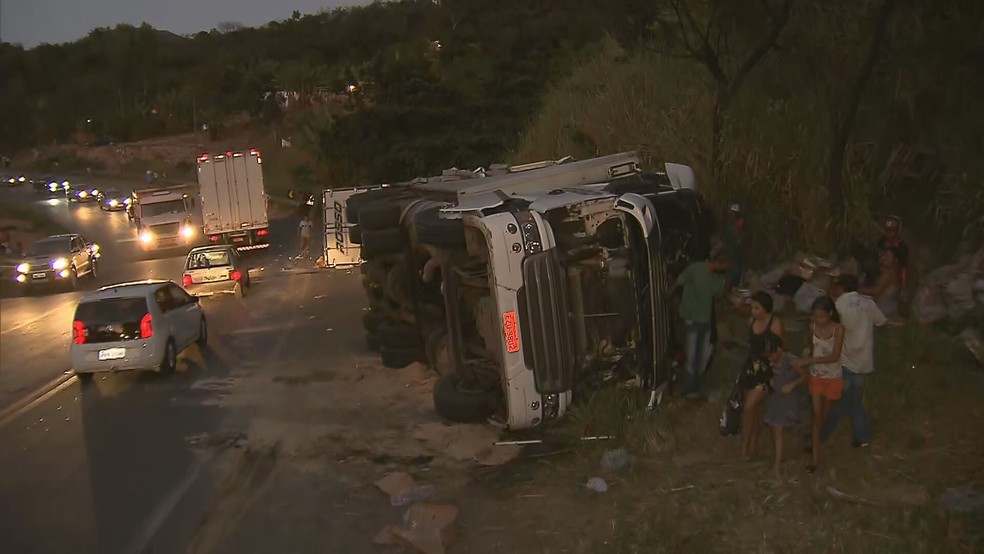 Carreta tomba na BR-381 em Santa Luzia e carga é saqueada