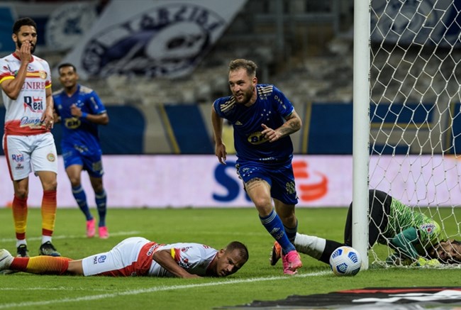 Bruno José marcou o único gol da Raposa em jogo fraco tecnicamente no Mineirão