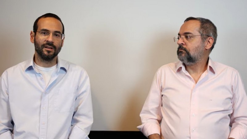 Arthur Weitraub gravou vídeo ao lado do irmão, o ex-ministro da educação Abraham Weitraub - (Foto: Reprodução/YouTube)