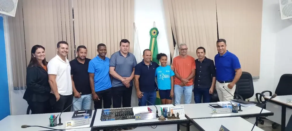 Luiza e vereadores de Santa Maria de Itabira fizeram foto após reunião